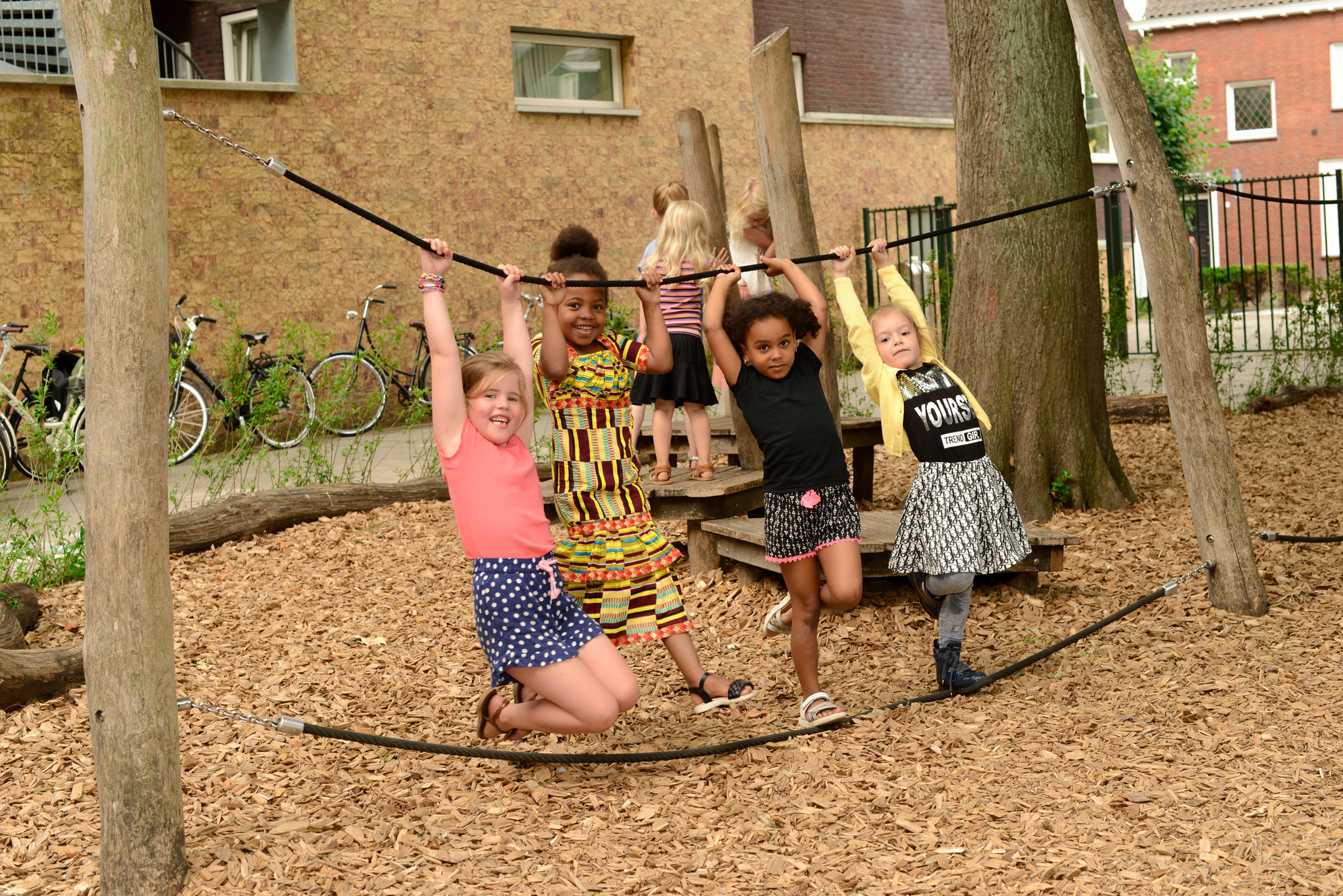 Kinderen van OBS De Singel spelen op het schoolplein