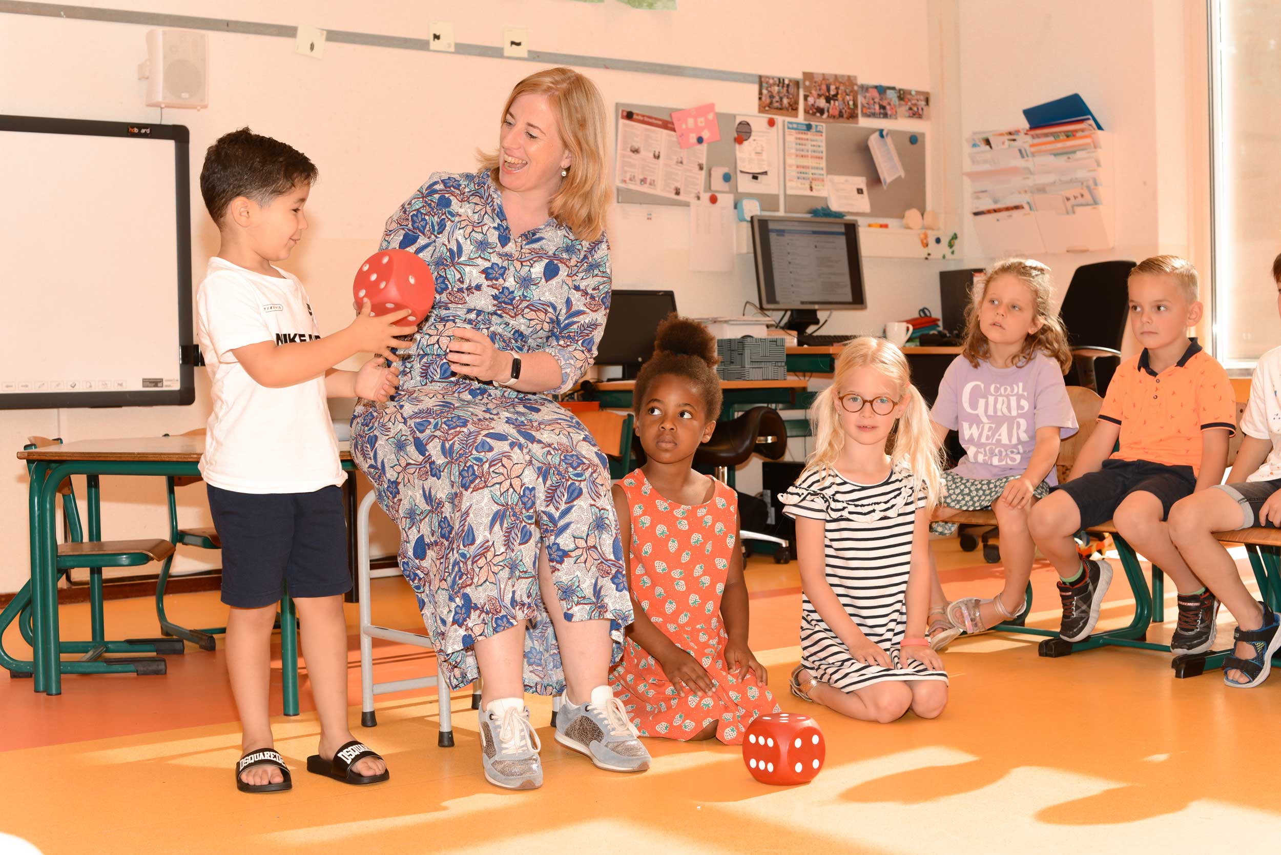 Kinderen van OBS De Singel leren en spelen binnen