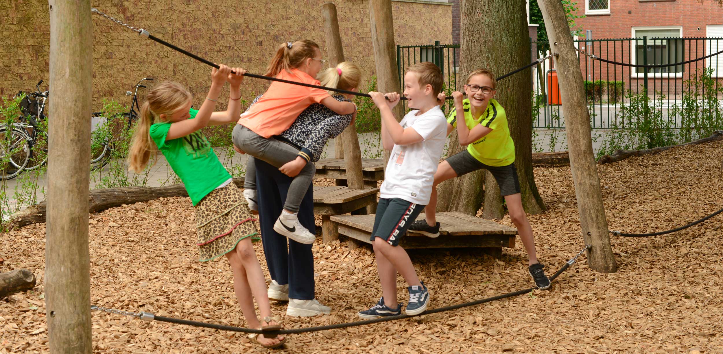Kinderen van OBS De Singel spelen op het schoolplein