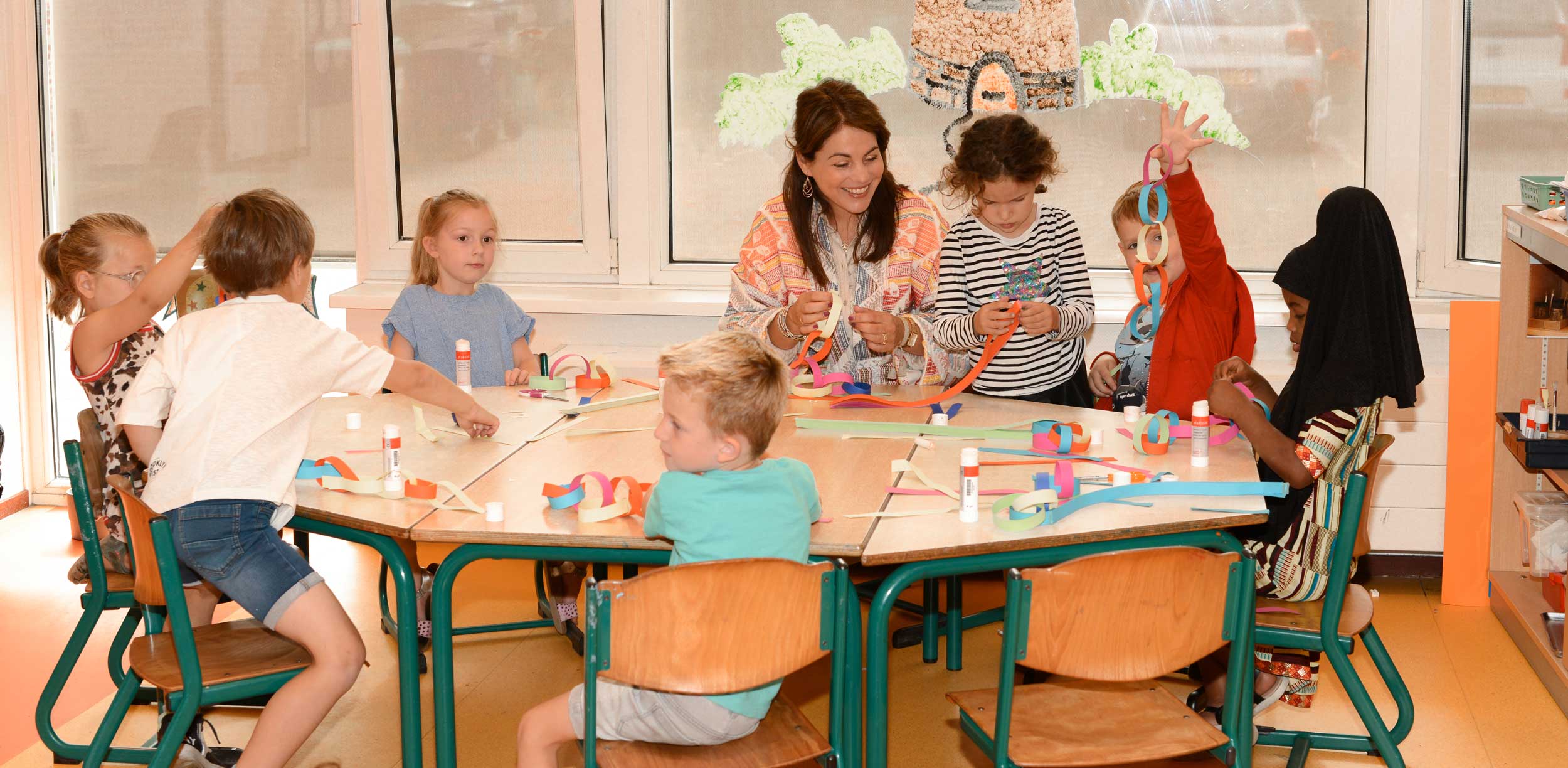 Kinderen van OBS De Singel leren en spelen binnen